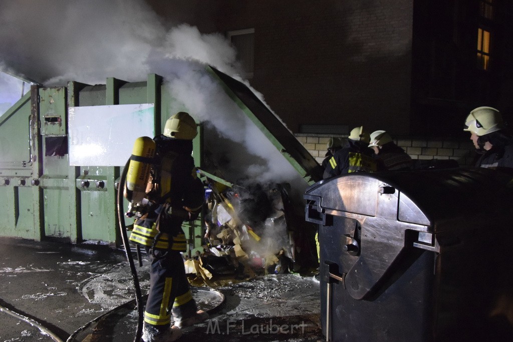 Feuer Papp Presscontainer Koeln Hoehenberg Bochumerstr P224.JPG - Miklos Laubert